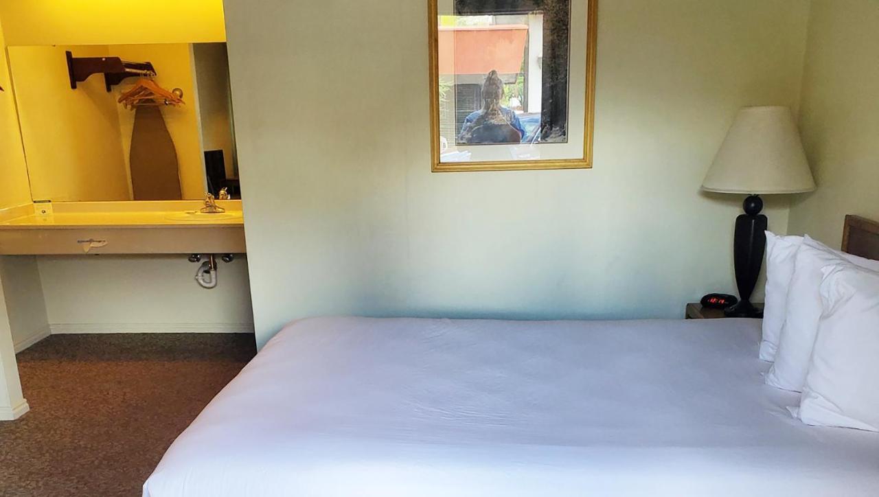 Magnuson Hotel Ely Bagian luar foto