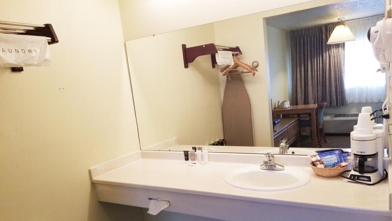 Magnuson Hotel Ely Bagian luar foto