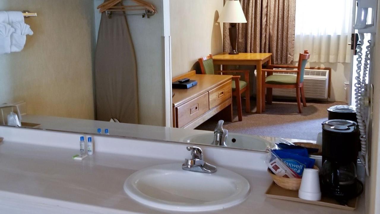 Magnuson Hotel Ely Bagian luar foto